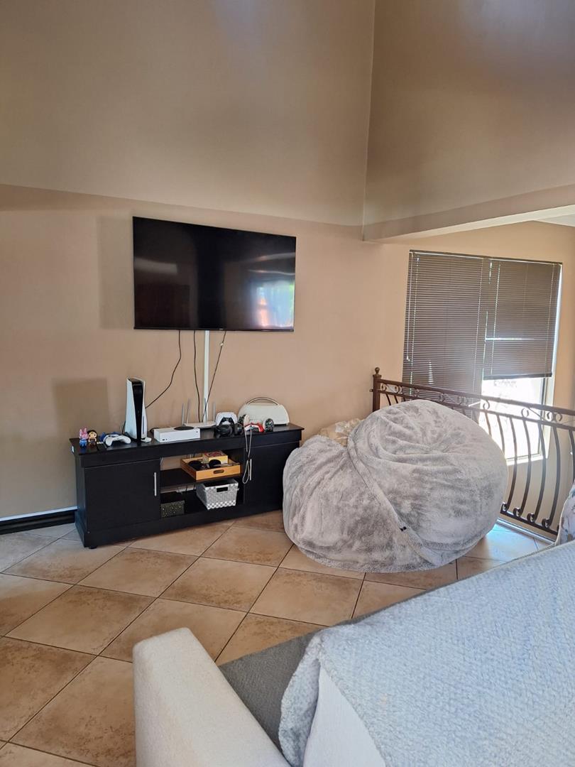 To Let 4 Bedroom Property for Rent in Melodie North West